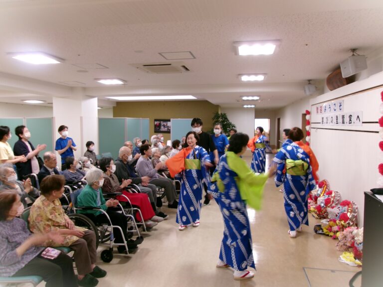 浴衣姿のスタッフと入居者による夏祭りイベントの様子