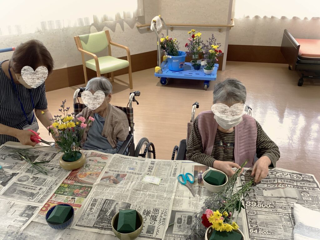 入居者が花を活ける活動をしている共用スペース